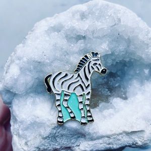 Hot Topic enamel pin zebra pin pendant • black white 🦓